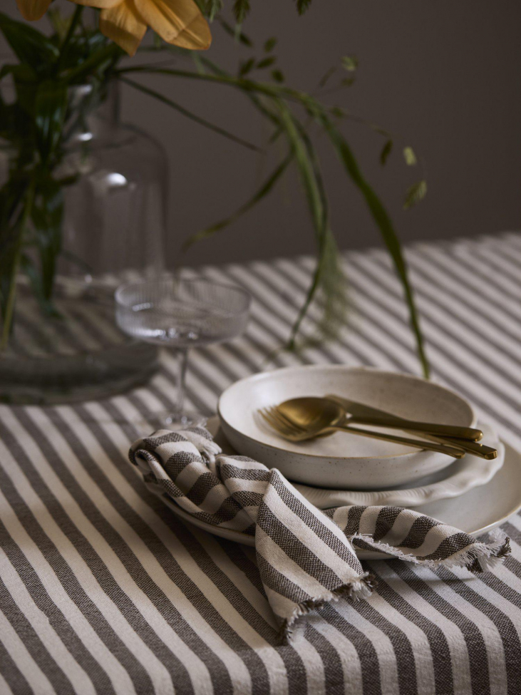 Pöytäliina 'Gaby' 140x280 - Ruskea