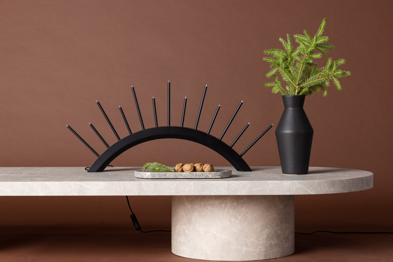 Adventtikynttelikkö 'Mölndal' - Musta