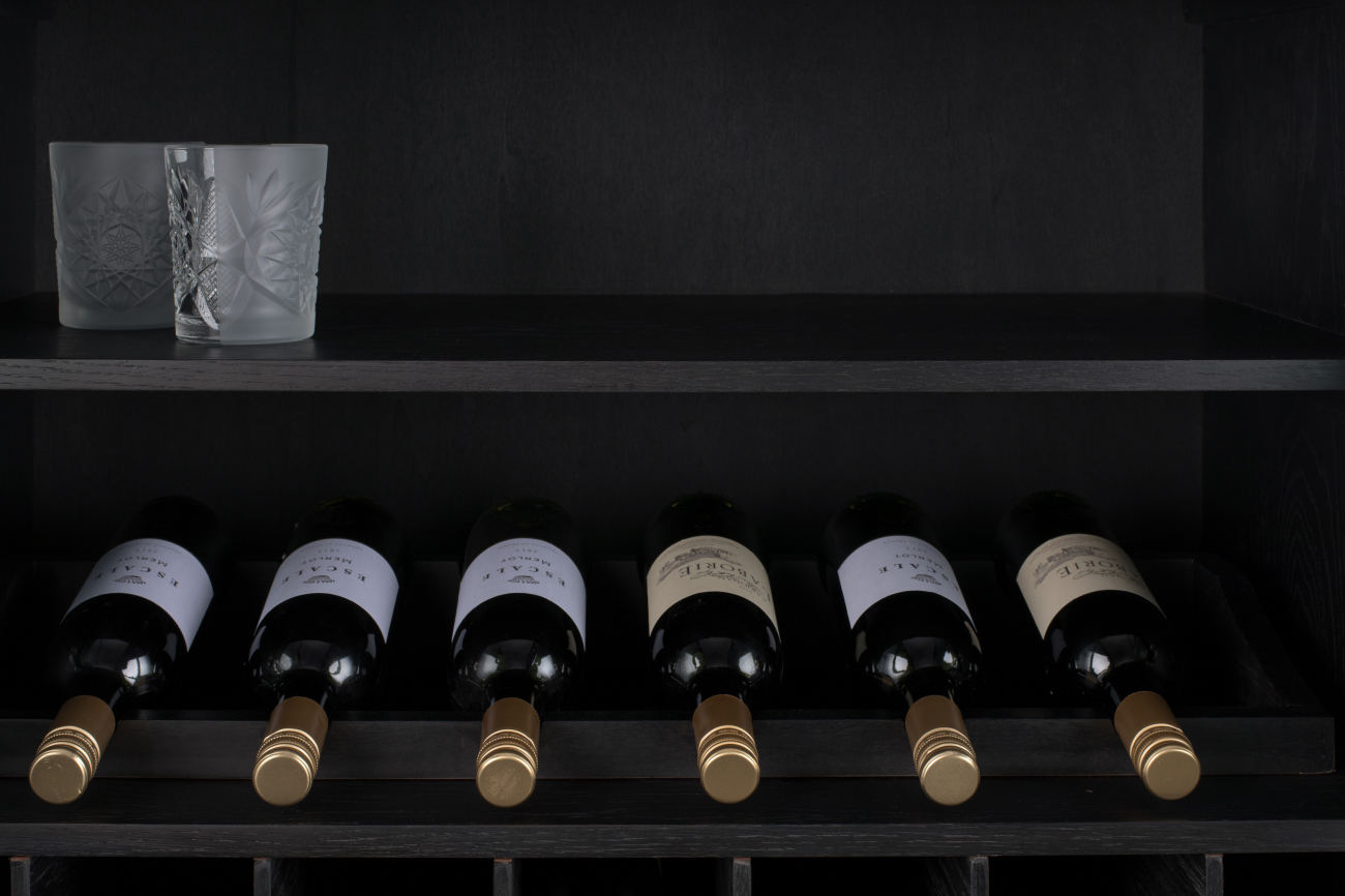 Kaappi 'Travis' - Musta/Tammi