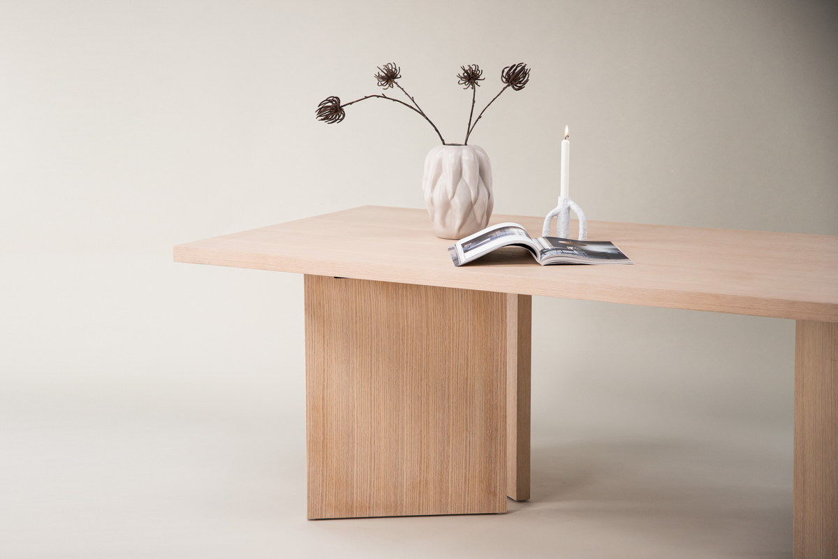 Matbord 'Bakkafrost' 240x100cm - Valkopigmentoitu tammi