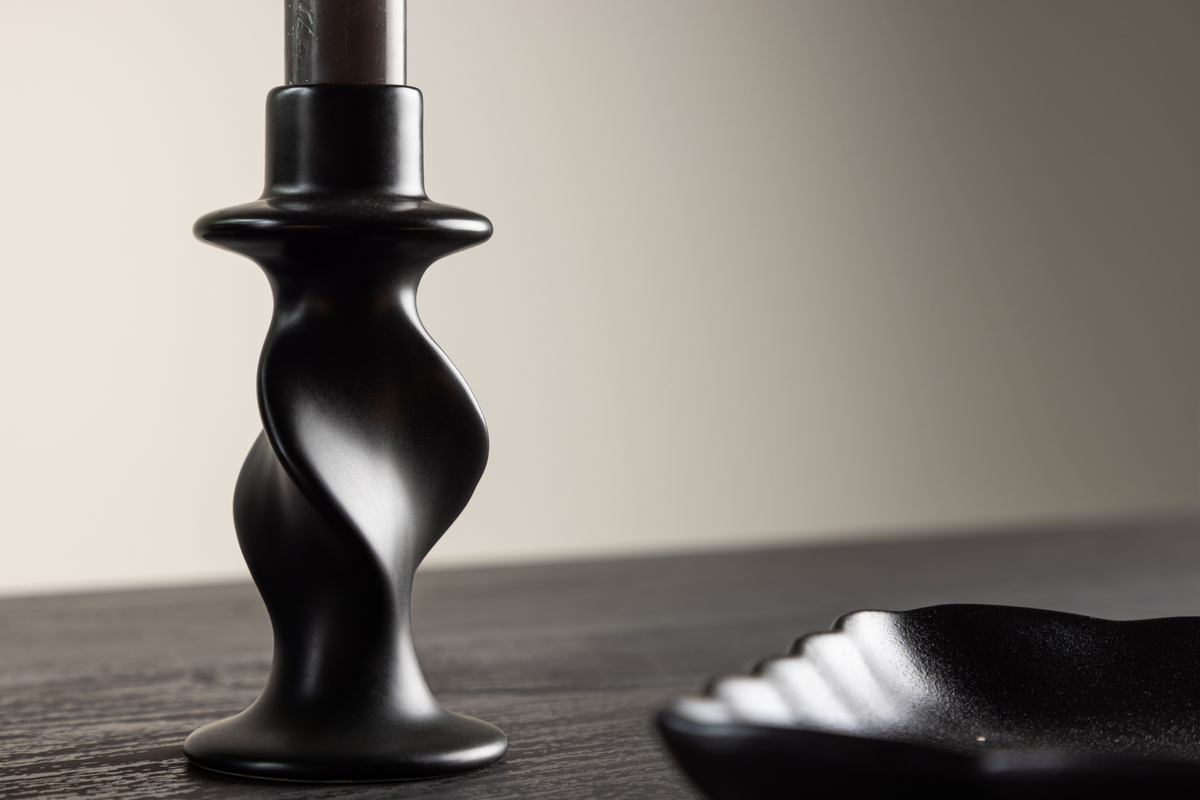 Kynttilänjalka 'Brooks' - Musta