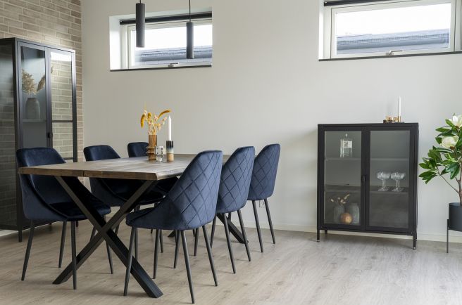 Kattovalaisin 'Småland' - Musta