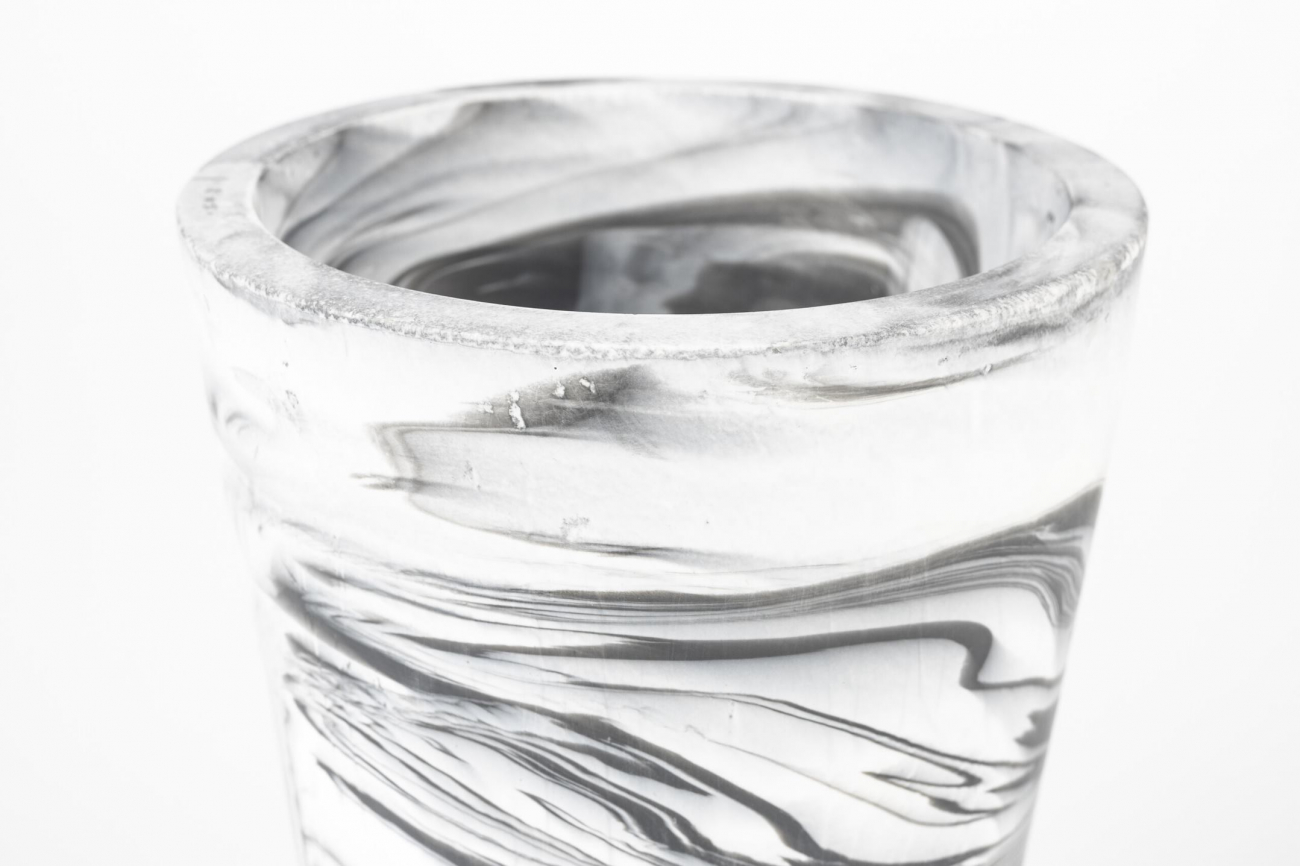 Maljakko 'Conic' - Musta/Valkoinen M