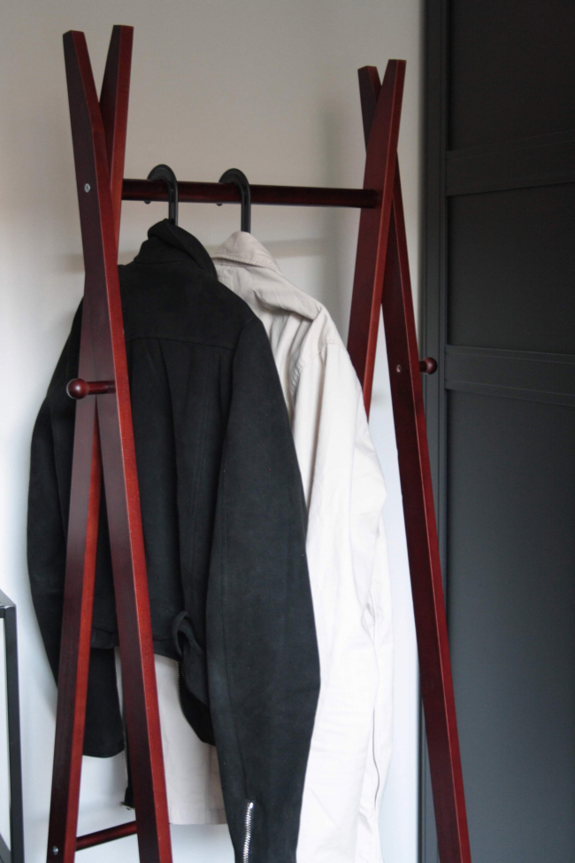 Vaatepuu kenkähyllyllä 'Confident' - Pähkinä