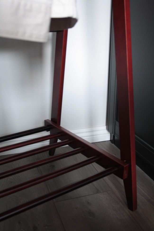 Vaatepuu kenkähyllyllä 'Confident' - Pähkinä