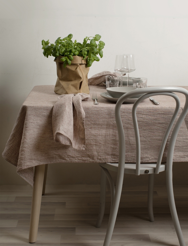 Pöytäliina 'Linus' 145x250- Punainen/Musta