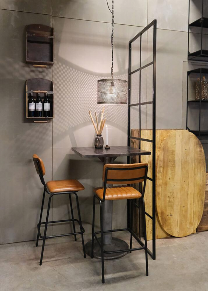 Teollinen seinä 'New York' L - Musta